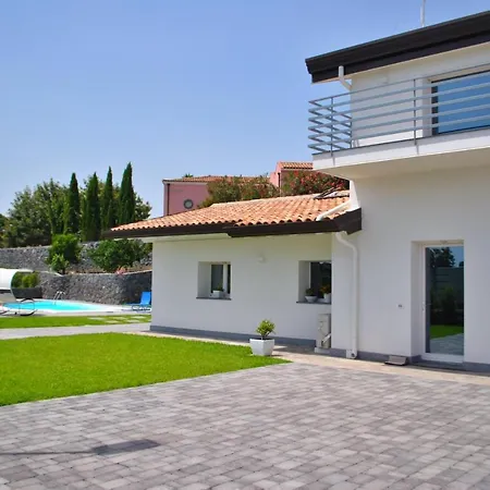 Villa Dedalisa By Holidayngo *